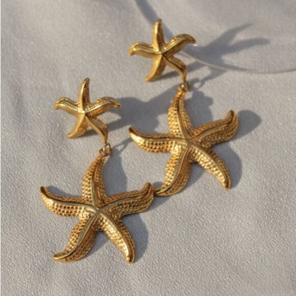 Gold Starfish Dangle Earrings A1456 - Picture 1 of 4